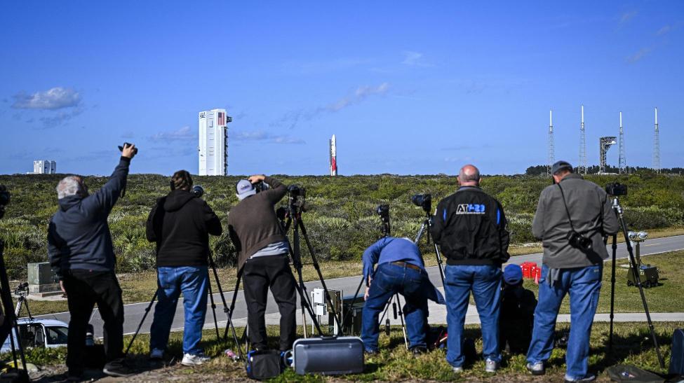 Robotic moon mission hits snag after launch