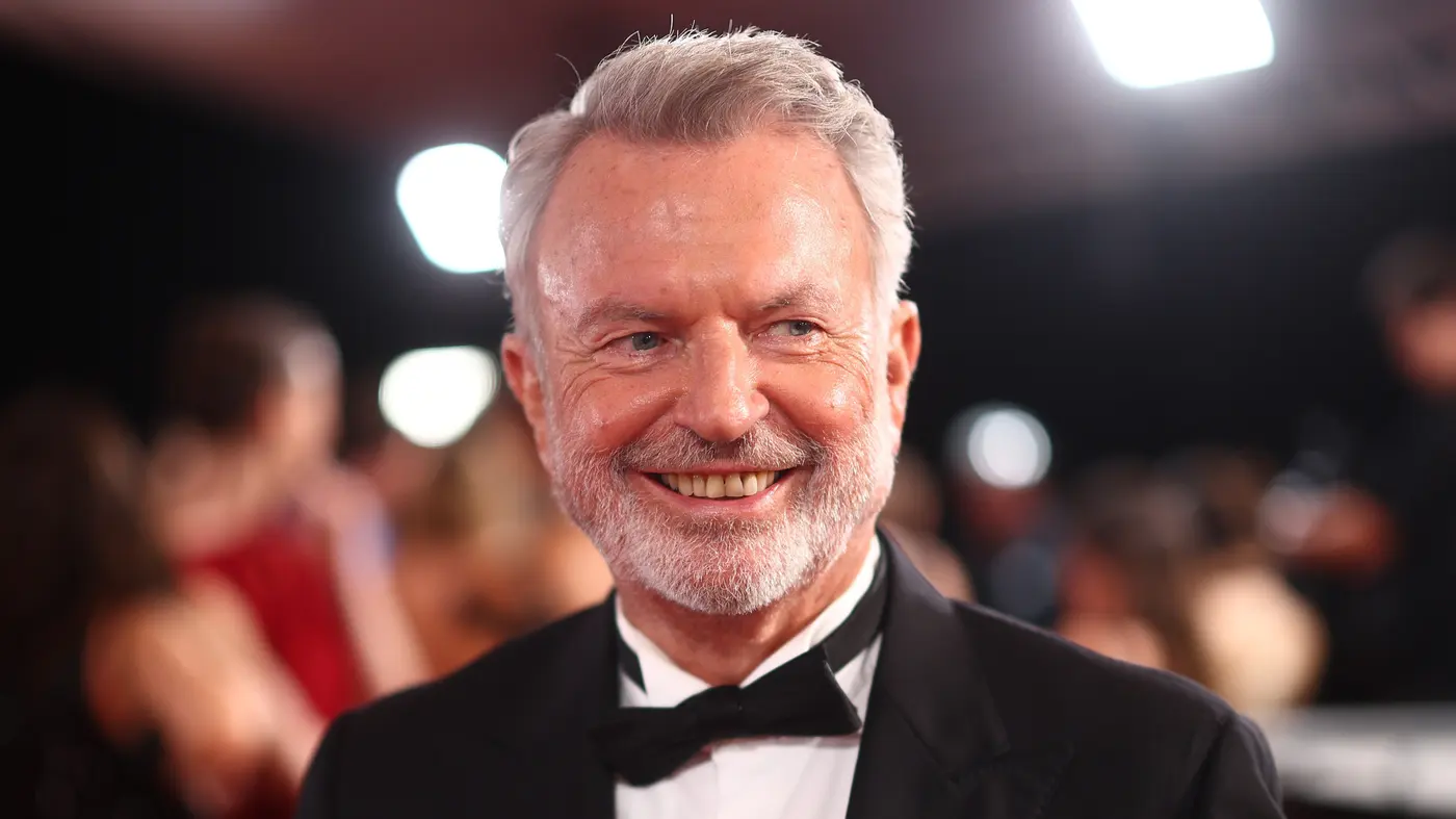 Sam Neill deelt positieve gezondheidsupdate na behandeling