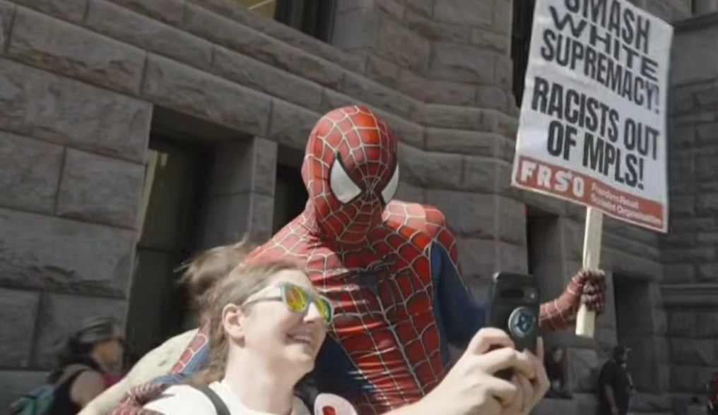 Spider-Man Cosplayer Pakt Racisme Aan en Wordt Gearresteerd: Wat Betekent Dit Voor Spelers?